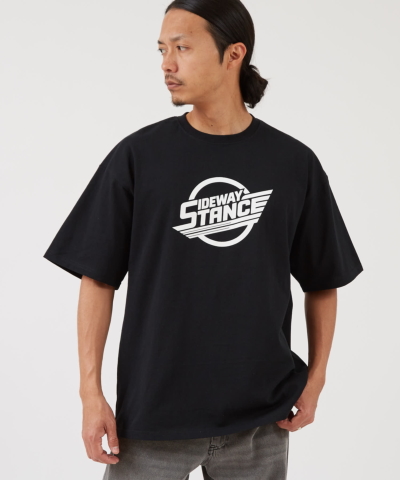 SIDEWAY STANCE �T�C�h�E�F�C�X�^���X �T�[�N�����S ����T�V���c